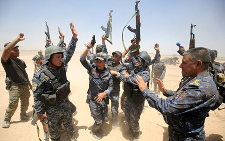 Binh lính Iraq ăn mừng trong làng al-Sejar, tại tỉnh Anbar vào ngày 27/5, khi họ tham gia trong một cuộc tấn công lớn nhằm giành lại Fallujah